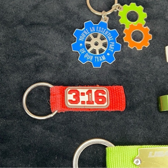 LOT OF 5 90’s VINTAGE KEY CHAINS COLORFUL SILVER - Picture 12 of 14